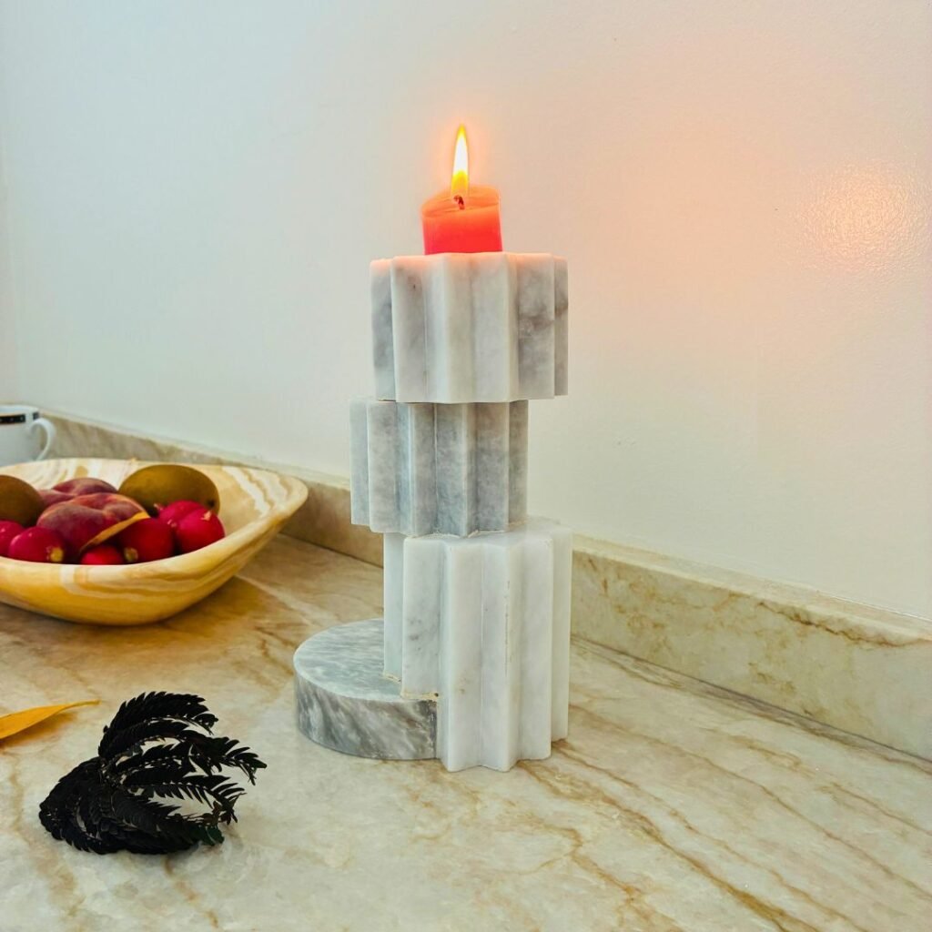 Lysestager høje til stemningsfuld belysning og atmosfære