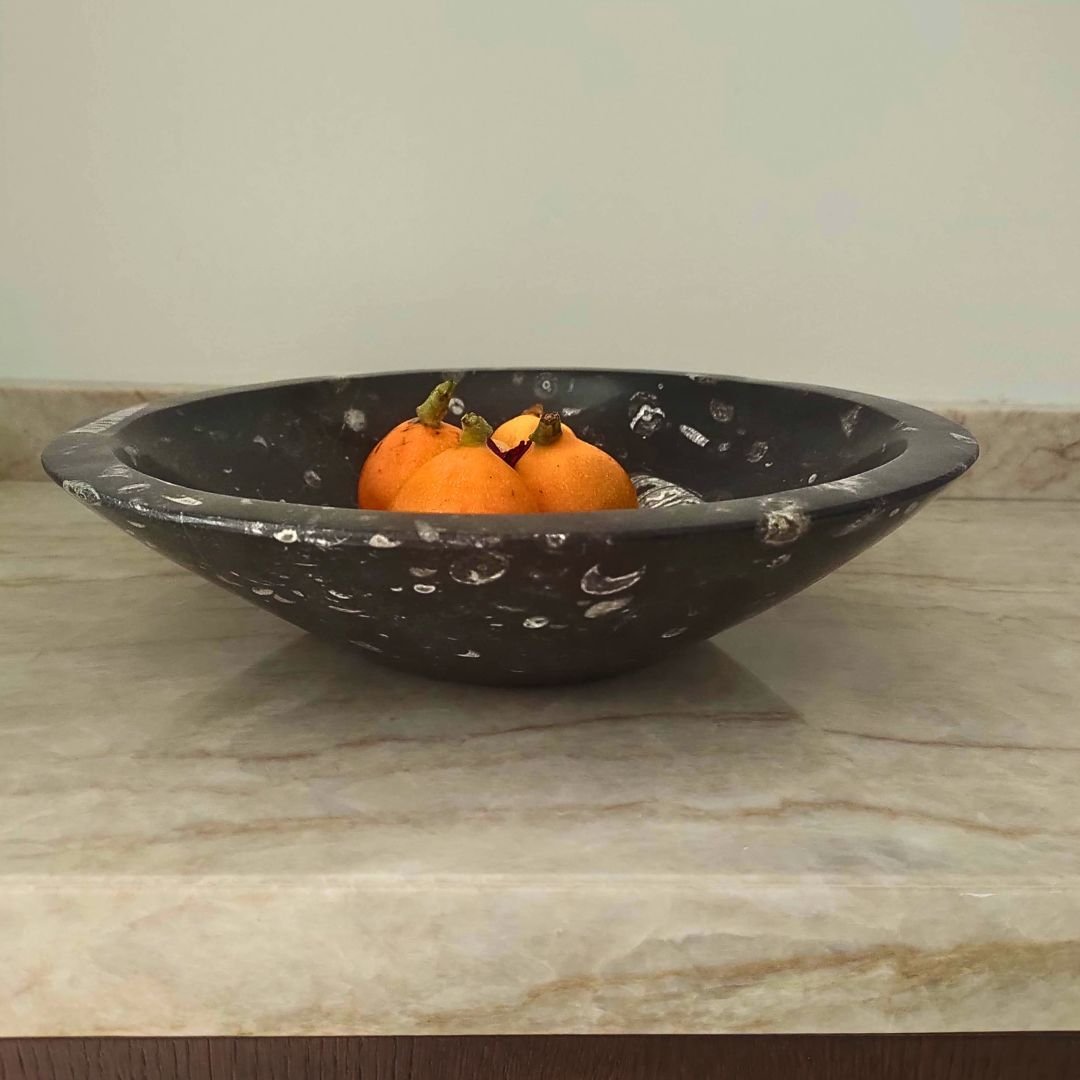 Sort marmorskål 30 cm – dekorativt midtpunkt med prehistorisk karakter