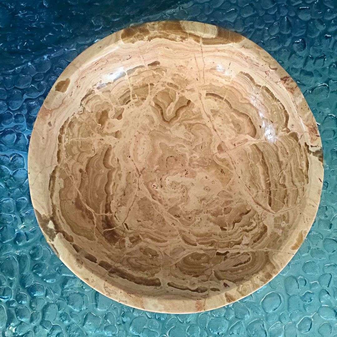 Plato mármol decorativo con vetas crema y caramelo, perfecto para centros de mesa en ambientes sofisticados