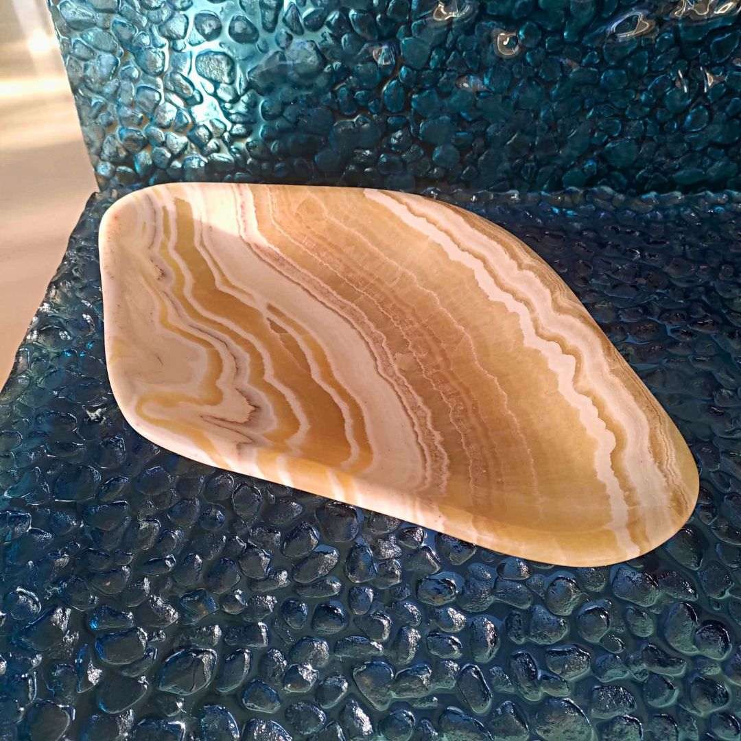 Bol decorativo grande con forma oval irregular, realzado por la luz gracias al ónix traslúcido