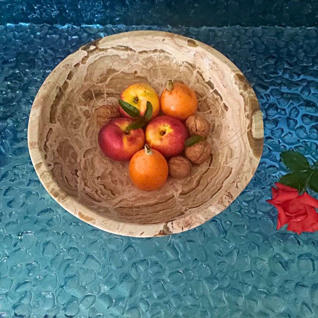 Tazón decorativo de mármol beige con vetas naturales, ideal como centro de mesa elegante para comedor o sala.
