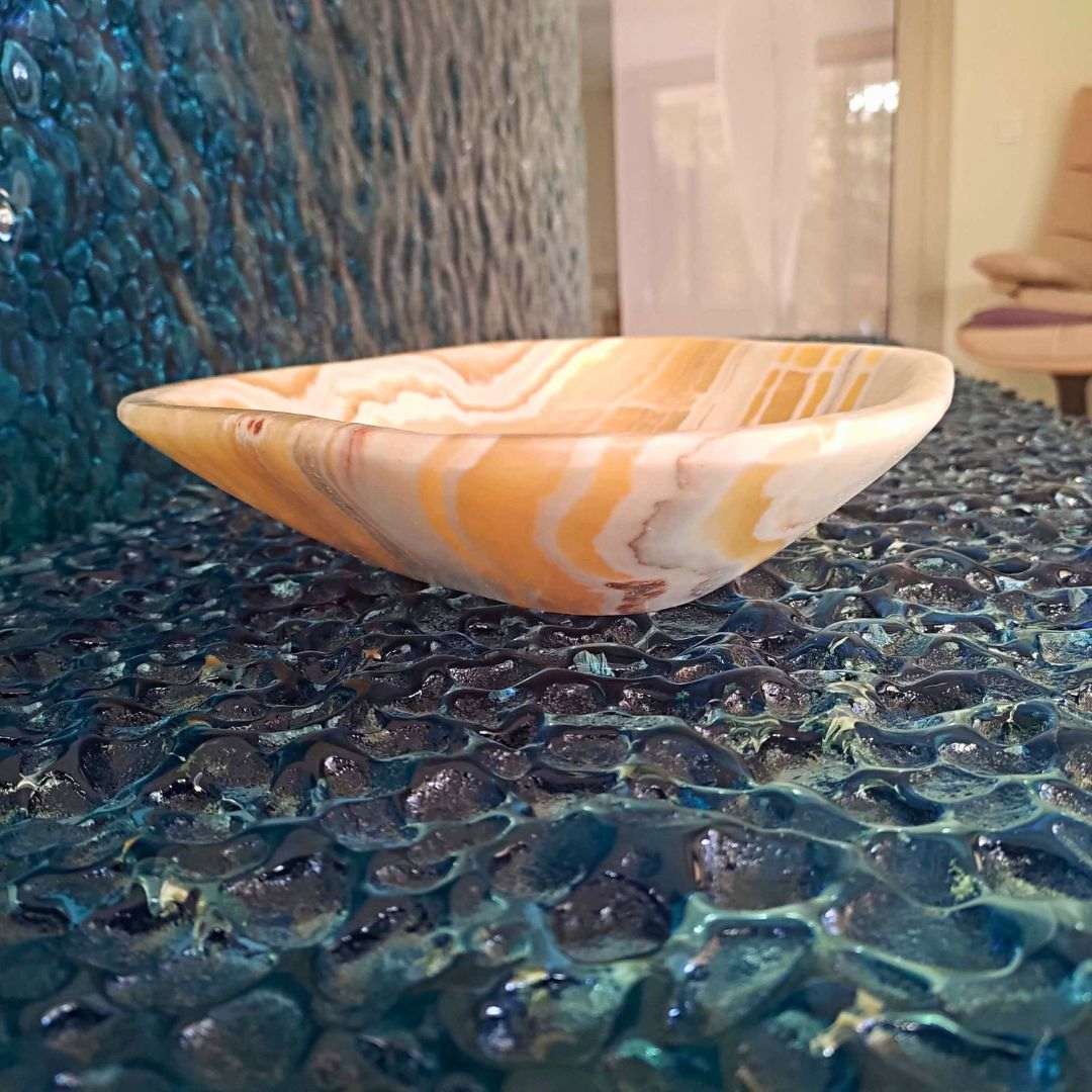 Cuenco centro de mesa artesanal en piedra natural, diseño orgánico y colores cálidos únicos