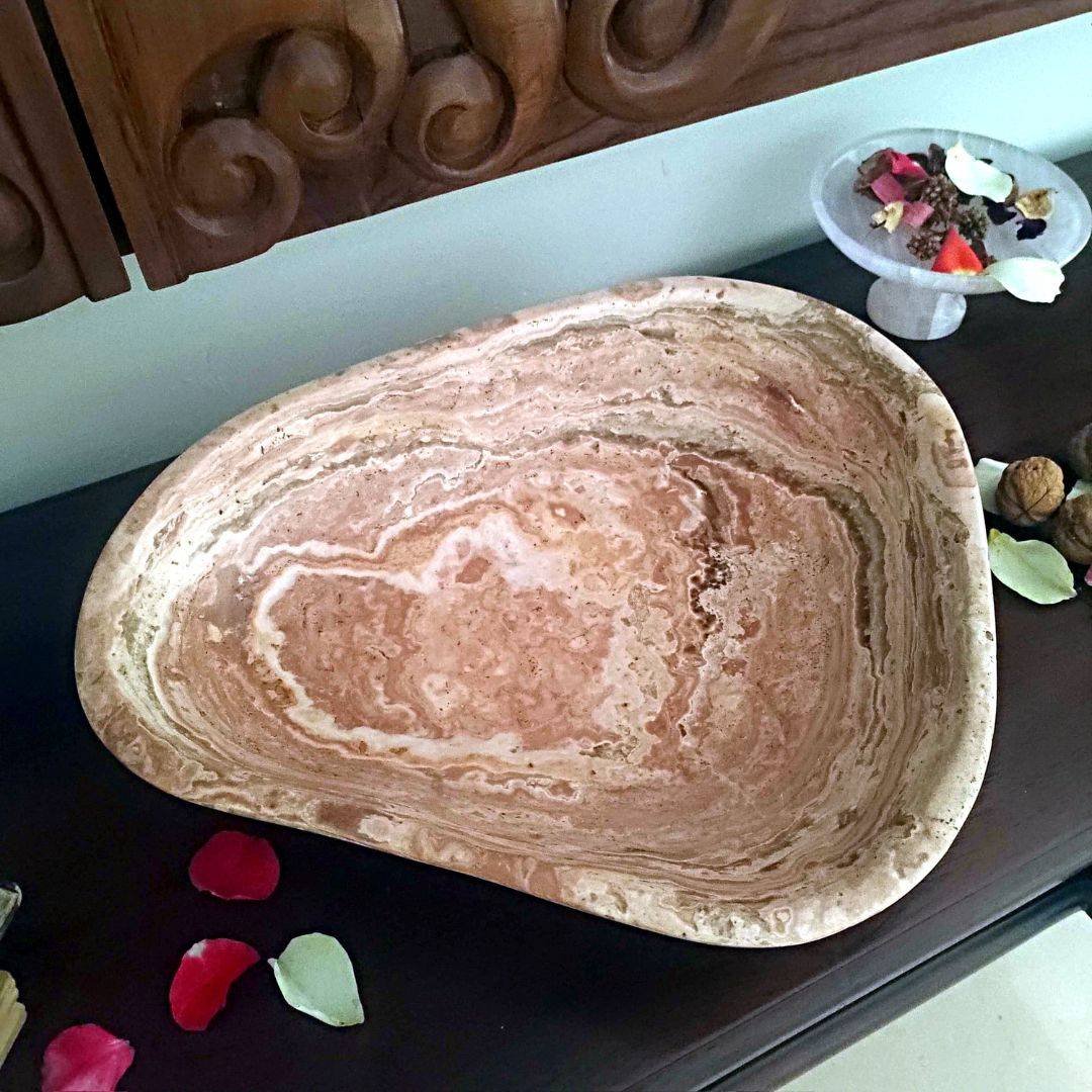 Bandeja grande de mármol ónix utilizada como centro de mesa decorativo; ideal para colocar velas, frutas o como pieza de acento