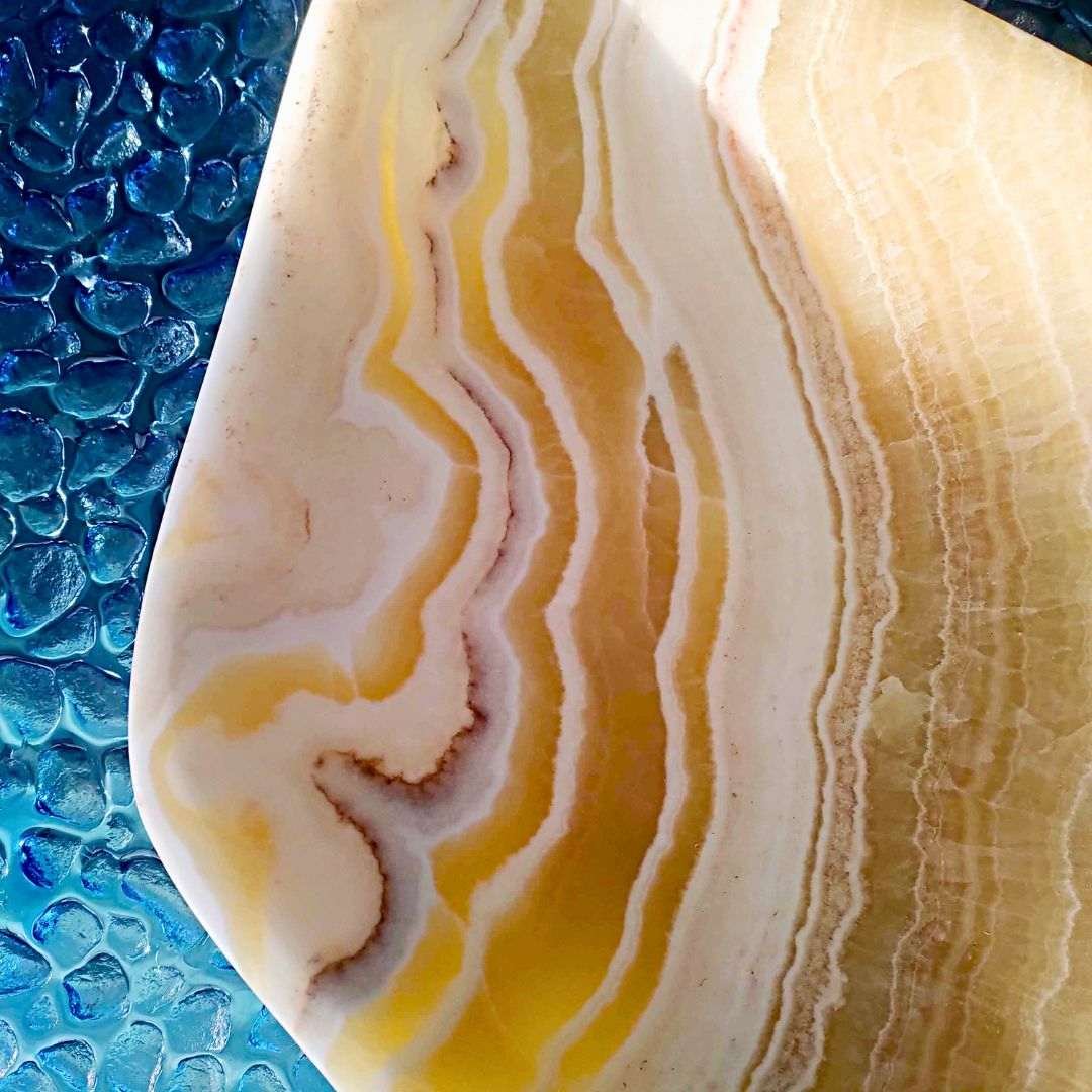 Centro de mesa decorativo en ónix naranja, pieza única que combina lujo natural y funcionalidad