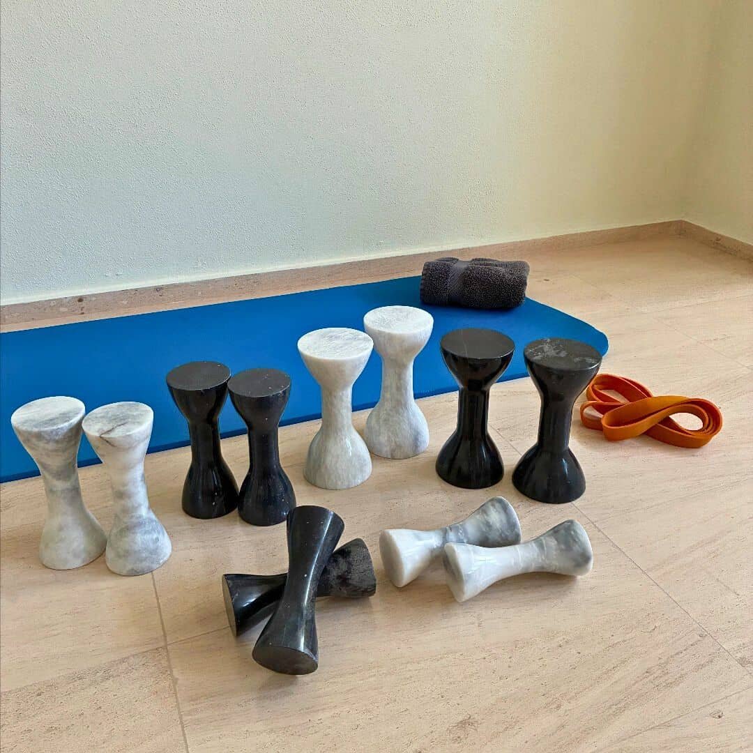 Mancuernas para principiantes de mármol negro, equipo de fitness elegante para uso en casa.