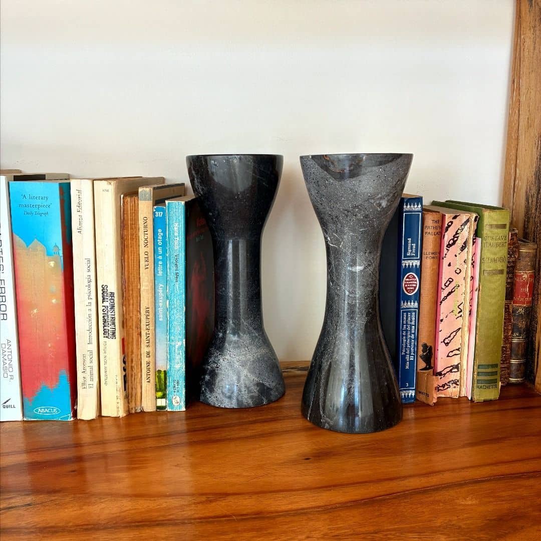 Pesas pequeñas compactas de mármol negro, perfectas para gimnasios modernos en casa.