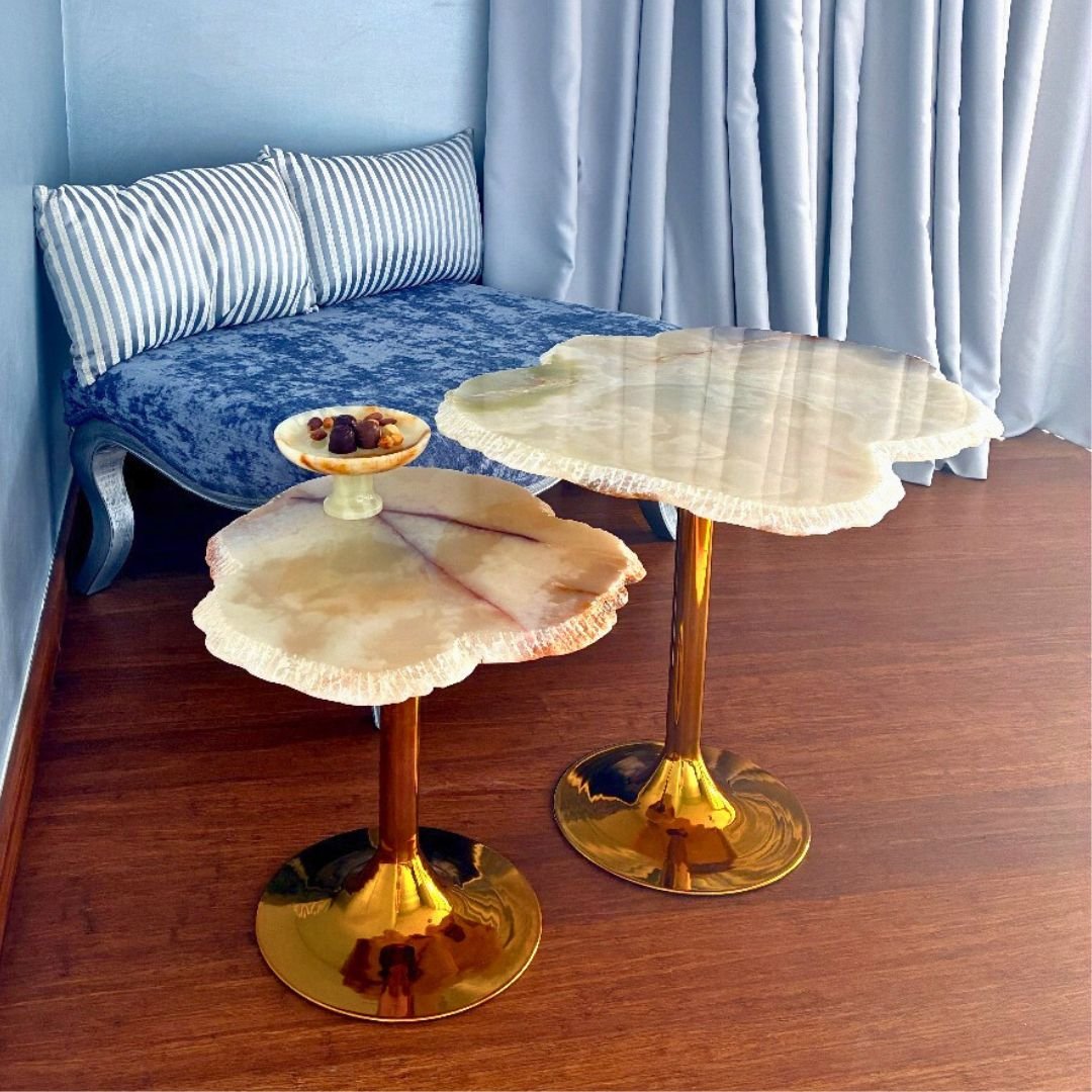 Set di tavolini moderni impilabili con tavolo tulip in marmo bianco e base dorata