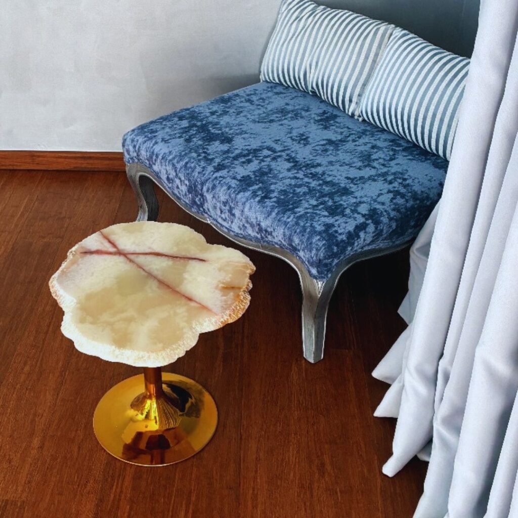 Mesa auxiliar tulip pequeña con tapa de ónix blanco tipo mármol y base dorada, mesa de extremo compacta