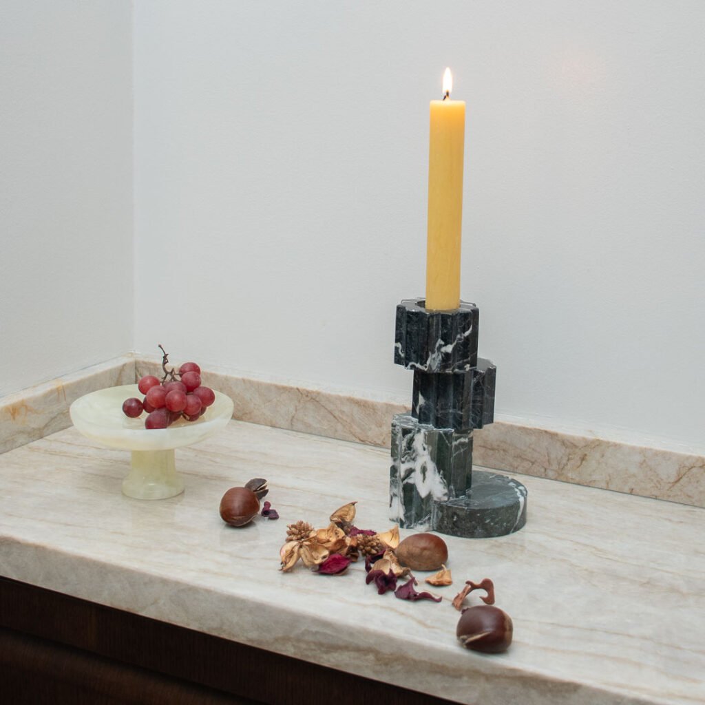 Candelabro in pietra di marmo nero – supporto rustico ed elegante per tavola.