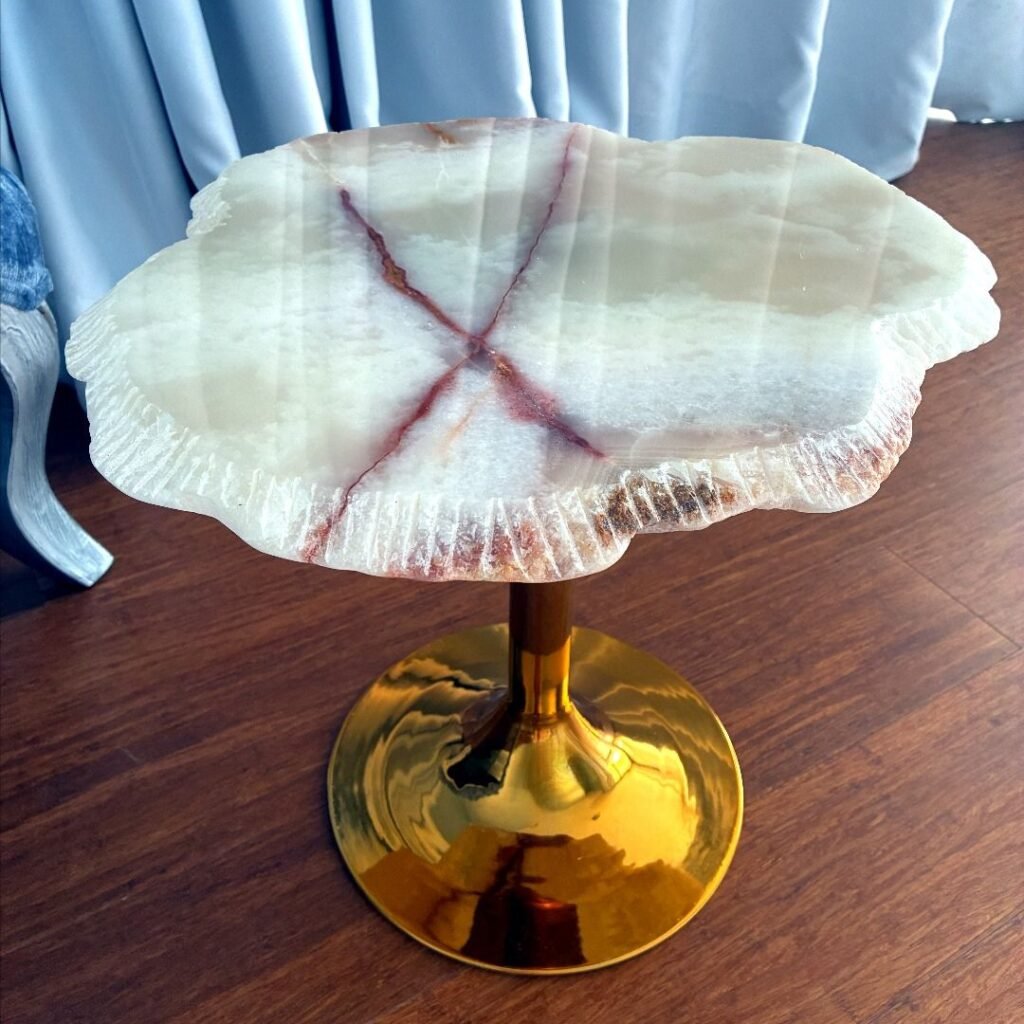 Mesa con tapa de piedra ónix blanco y pata dorada. Mesa auxiliar pequeña de estilo moderno.