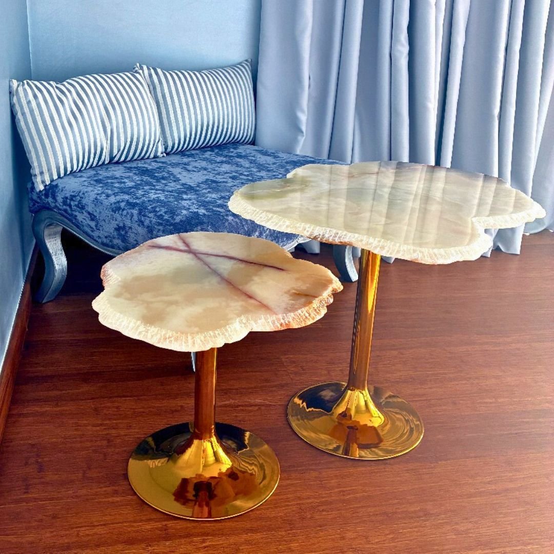 Opción de mesas nido con mesa auxiliar pequeña en ónix blanco y pata metálica dorada