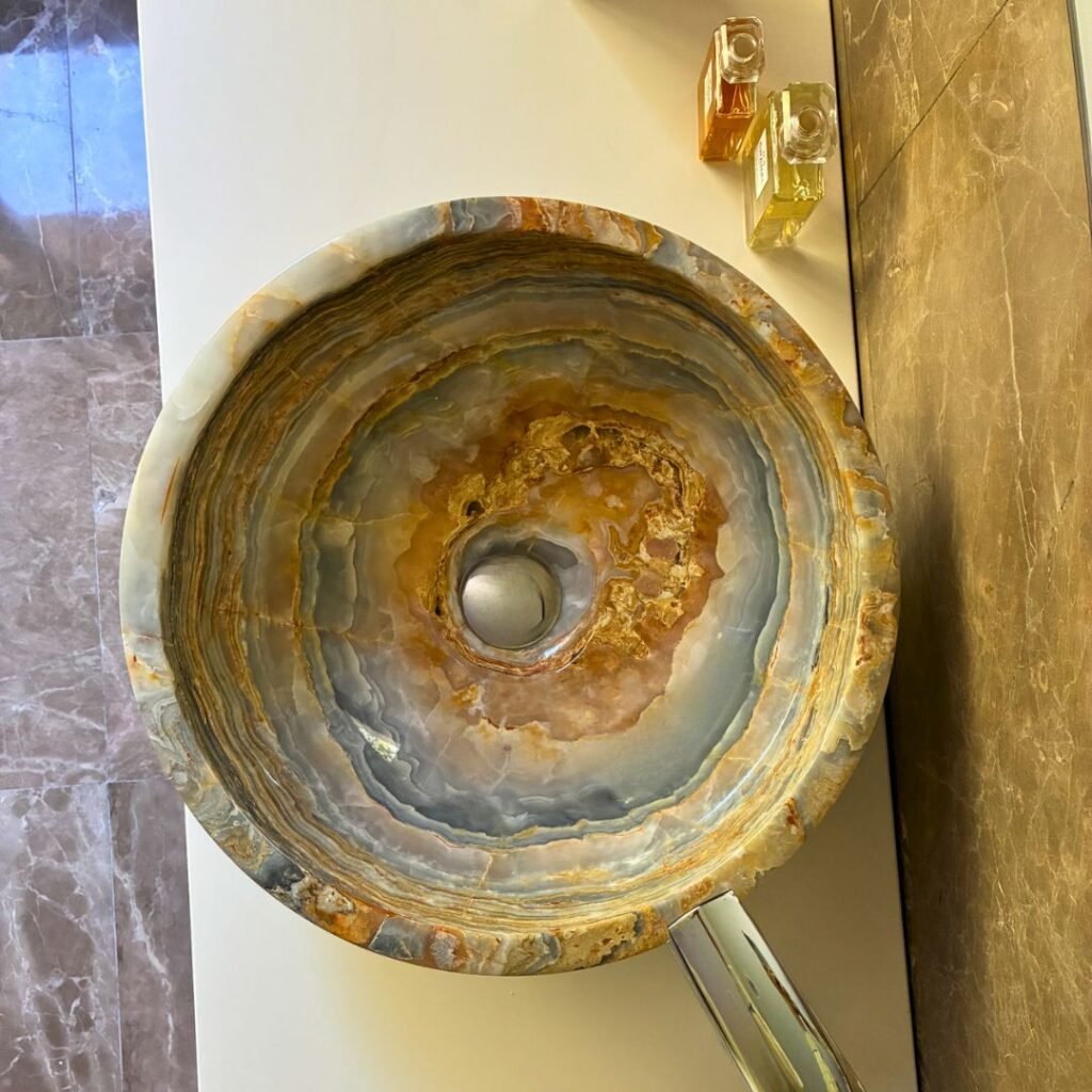 Lavabo de piedra azul para baño moderno y elegante