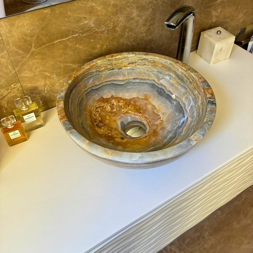 Lavabo azul marino de ónix con vetas naturales