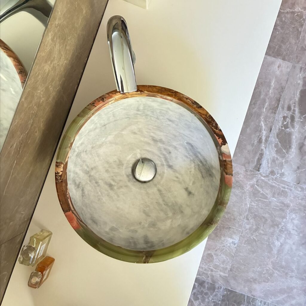Lavamanos de mármol blanco redondo con borde en ónix verde para mueble de baño