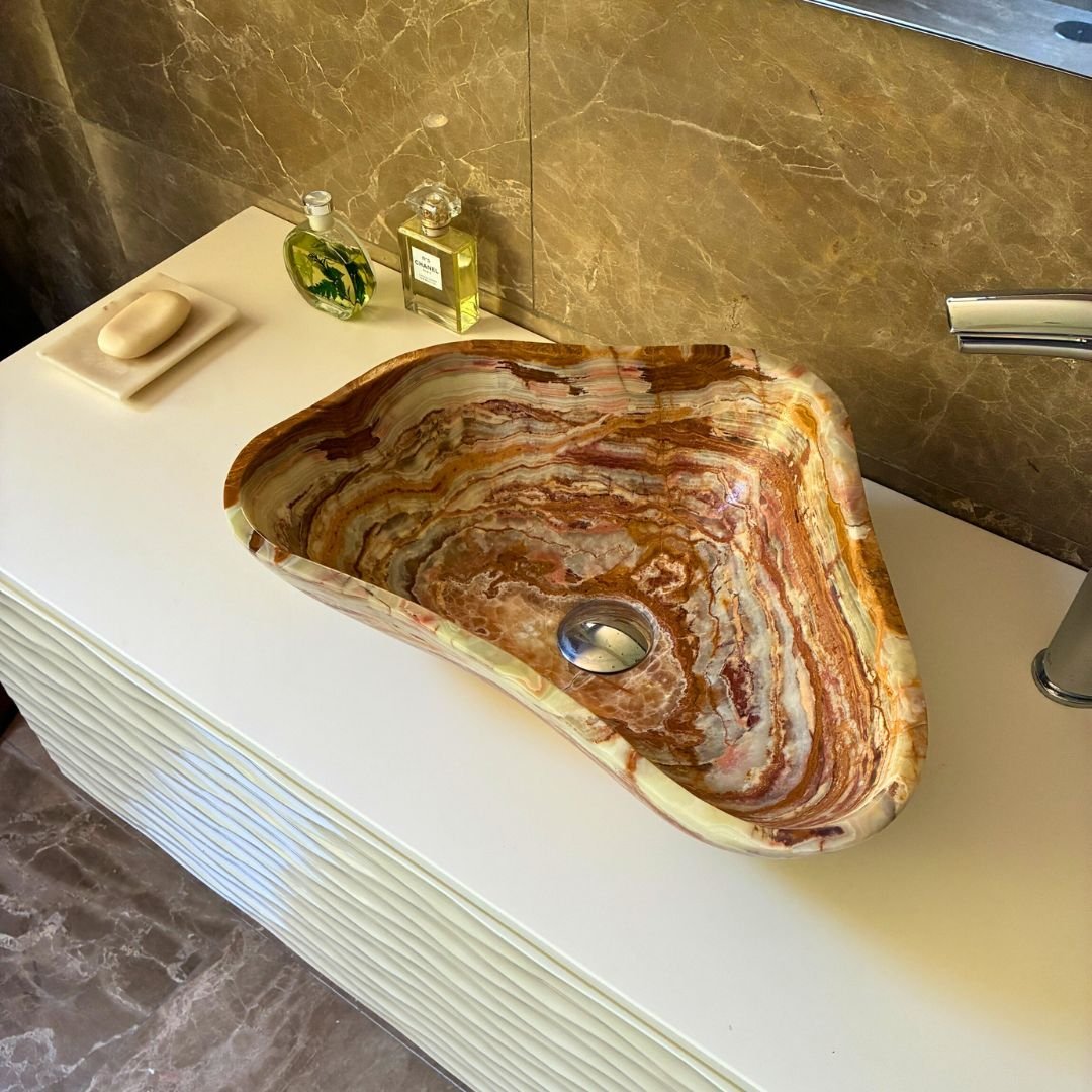 Lavabo pequeño de piedra natural en ónix marrón minimalista