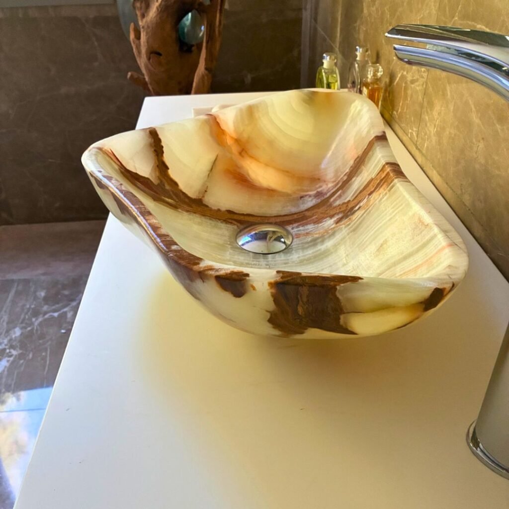 Lavamanos de diseño ligero y peso reducido con forma elegante corazon en ónix verde