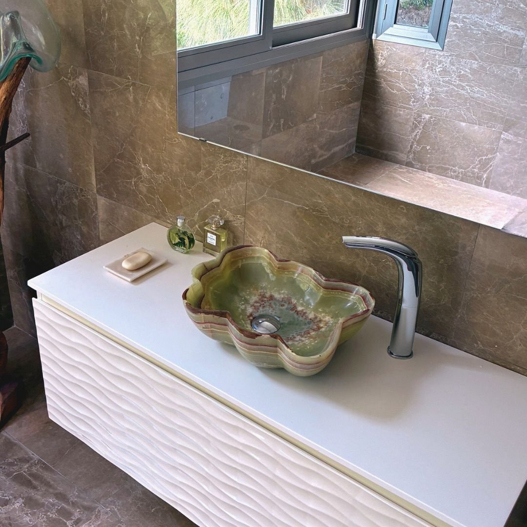 Oval handfat i natursten med unik oregelbunden form för toalett