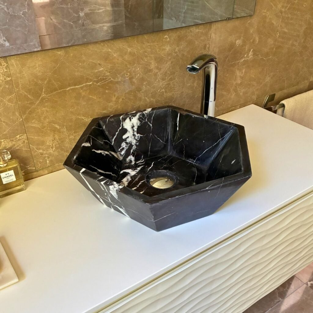 Lavabo de mármol negro moderno hexagonal sobre encimera de baño