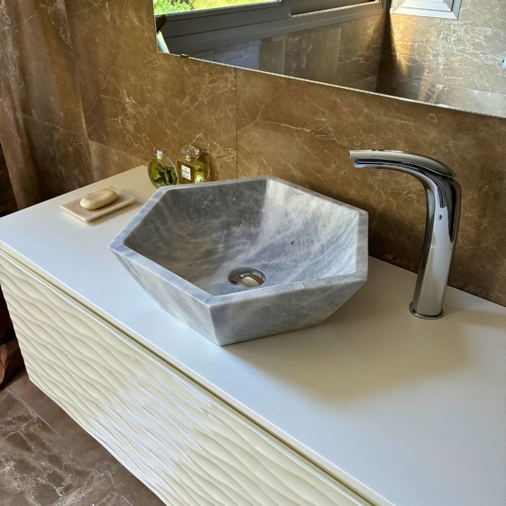 Lavamanos de mármol gris sobre encimera de diseño elegante