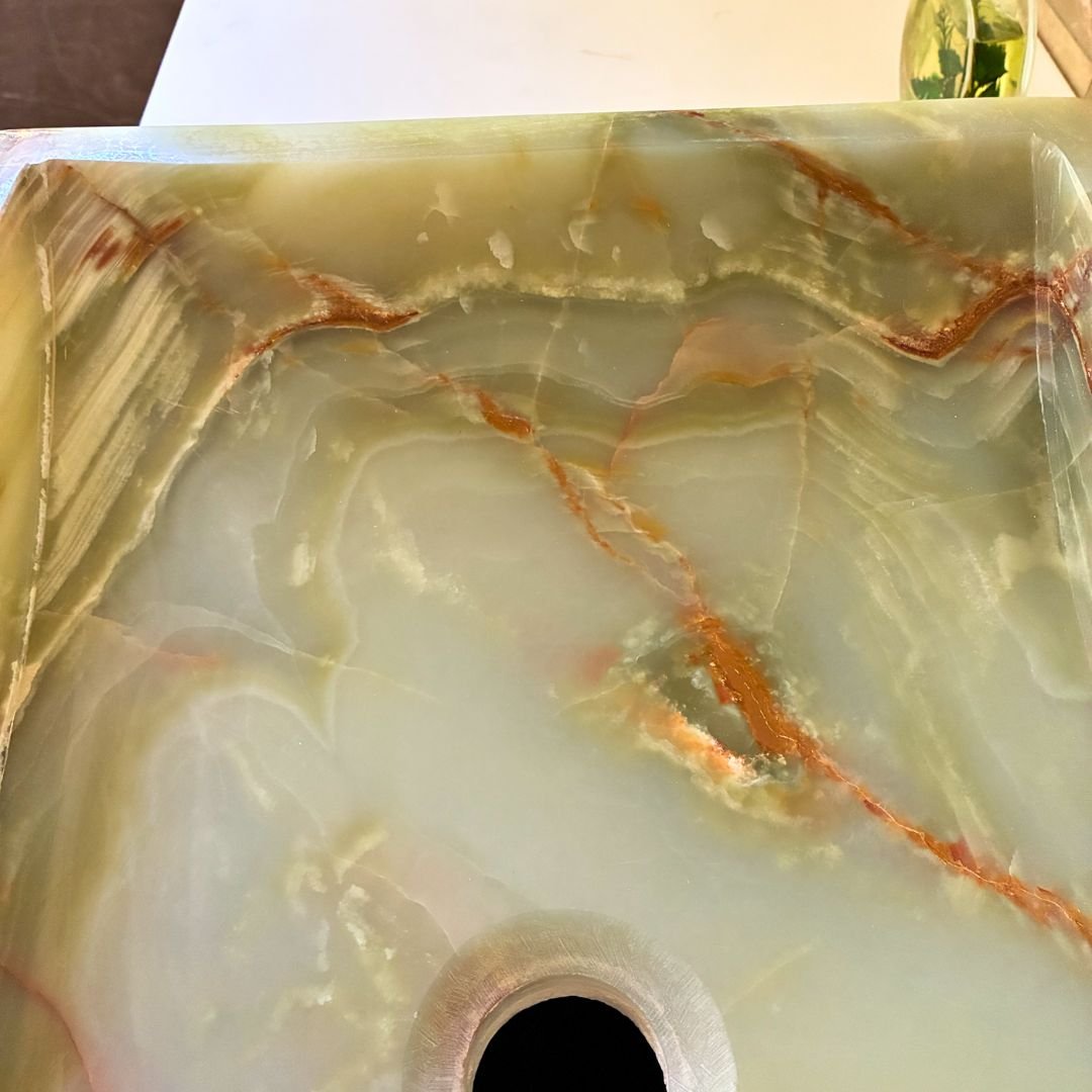 Stor rektangulær vask i grøn onyx natursten med elegant udtryk