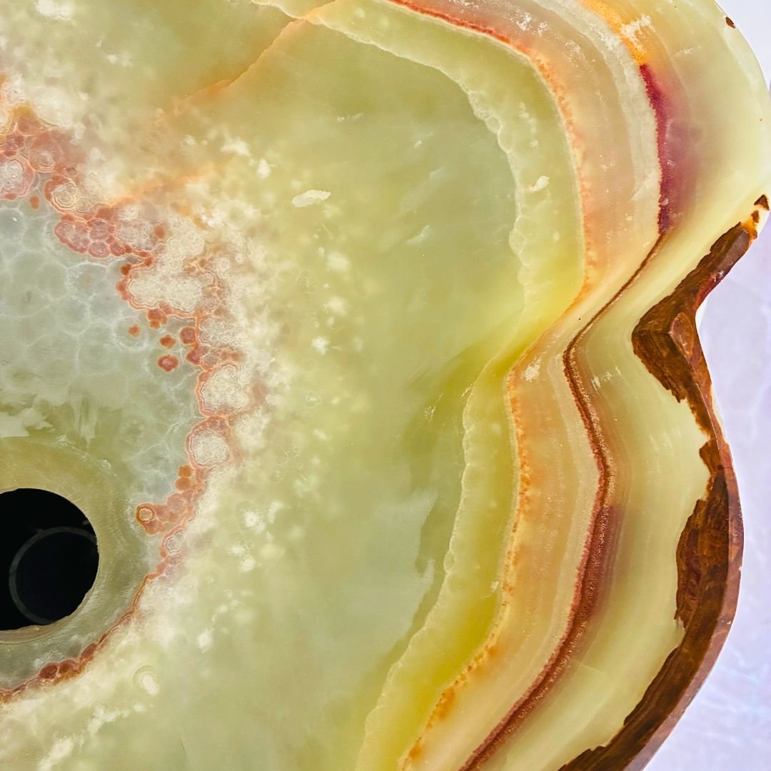 Oval handfat i natursten – exklusiv form och känsla