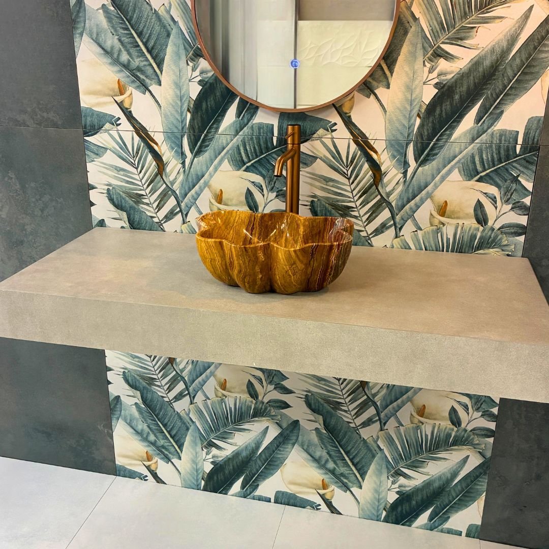 Litet handfat i brun onyx sten för badrum