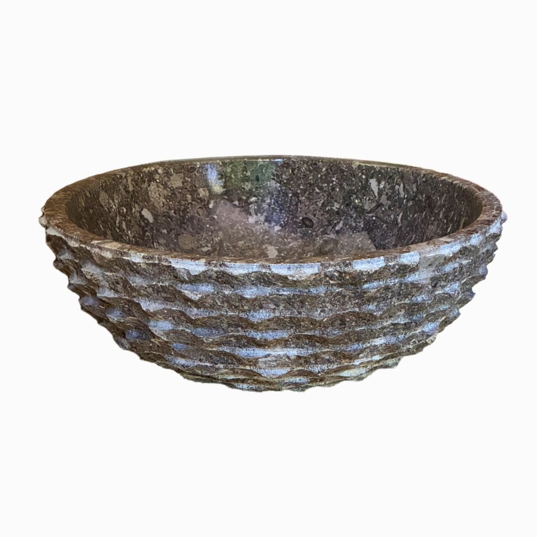 Lavabo de piedra natural marrón con textura rústica