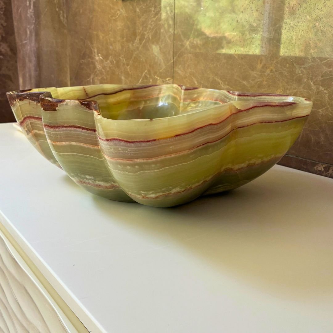 Oval handfat i natursten med organisk design för samtida badrum