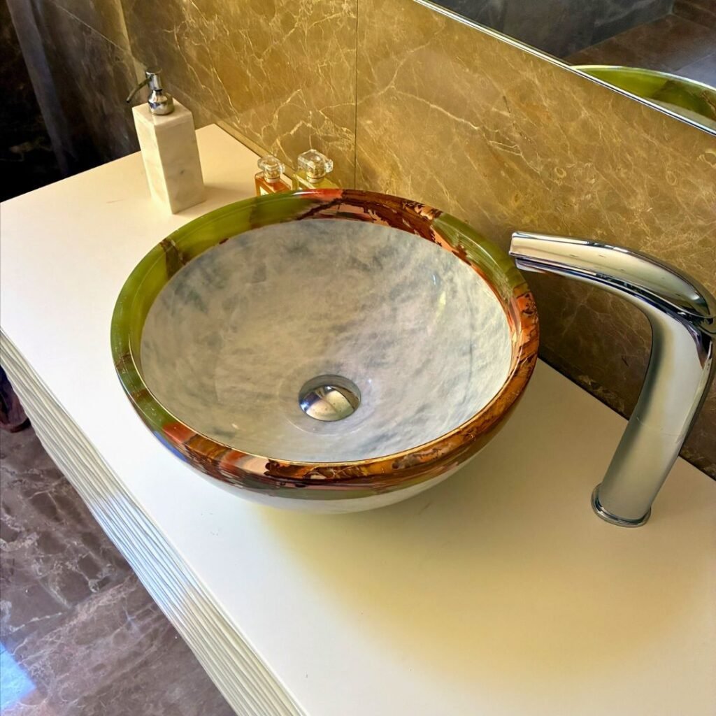 Lavabo de encimera en mármol blanco redondo con borde en ónix verde
