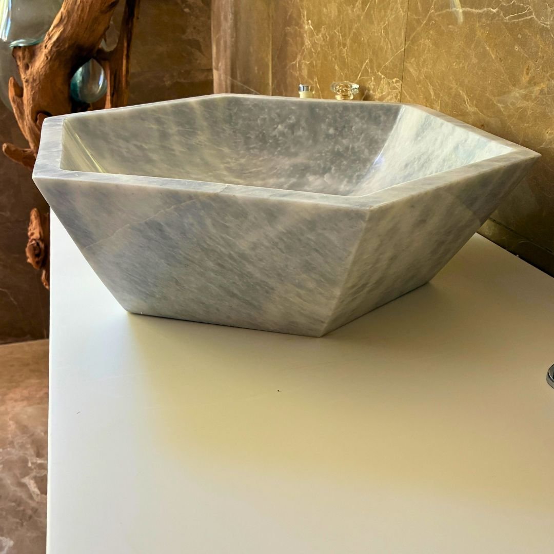 Hexagonalt tvättställ i natursten grå marmor på modern bänkskiva