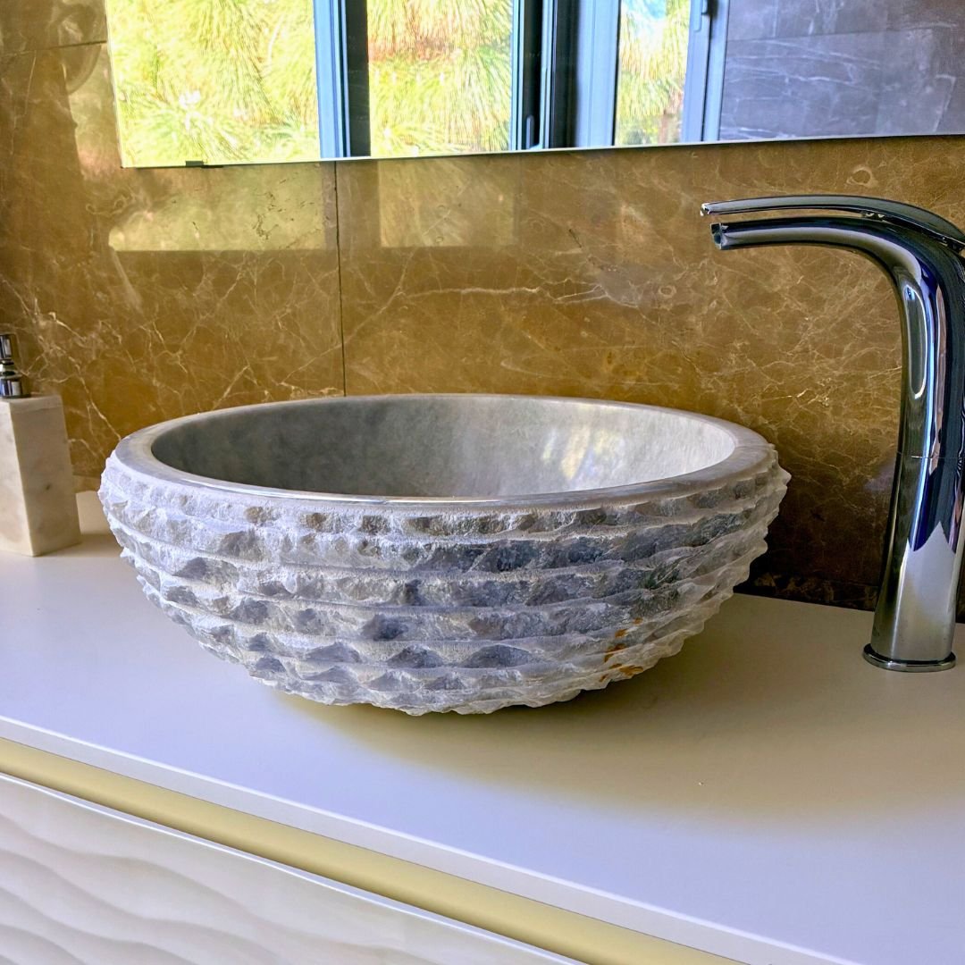 Rundes Waschbecken aus weißem Marmor für Badezimmer mit Holzschrank