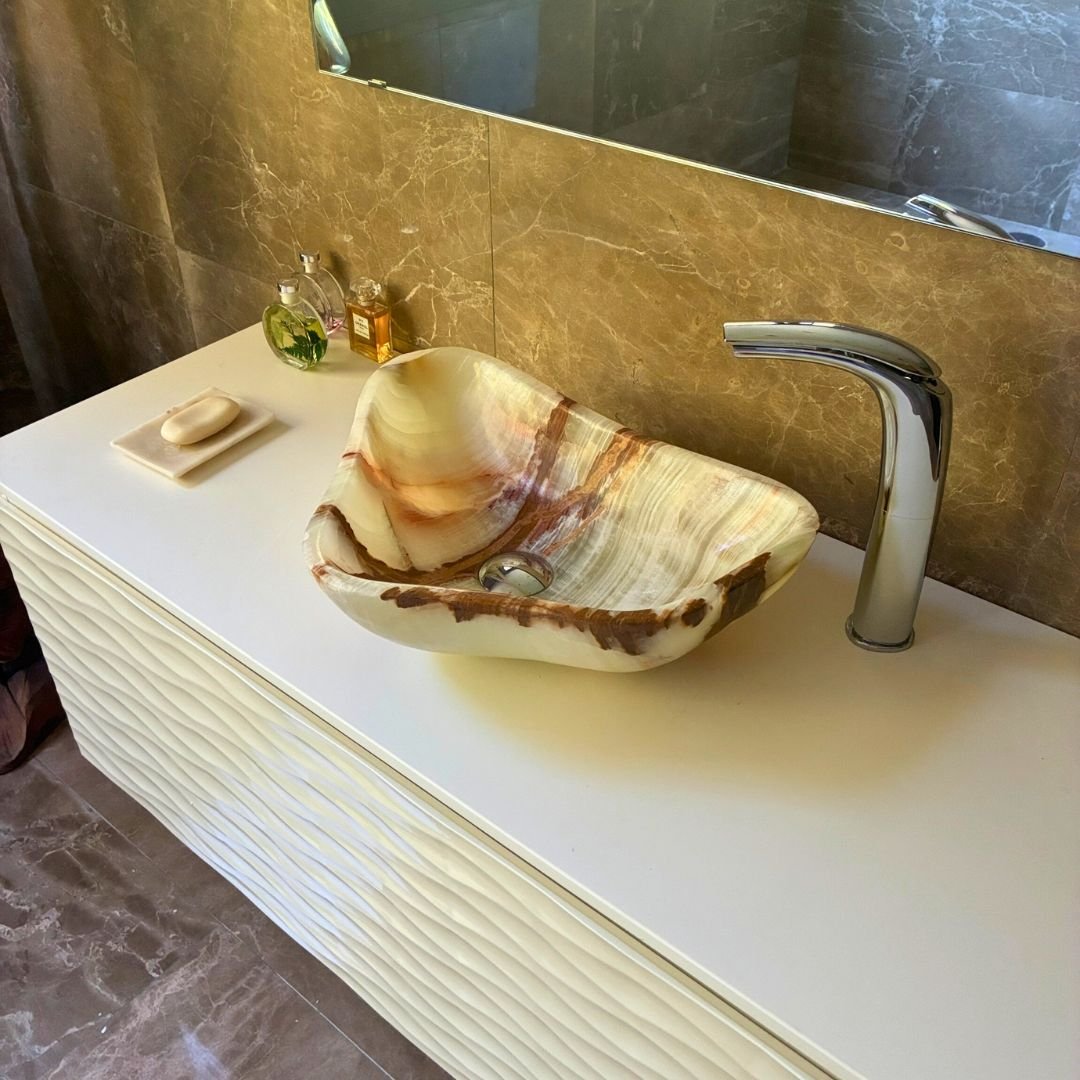 Lavamanos compacto de diseño único en ónix translúcido