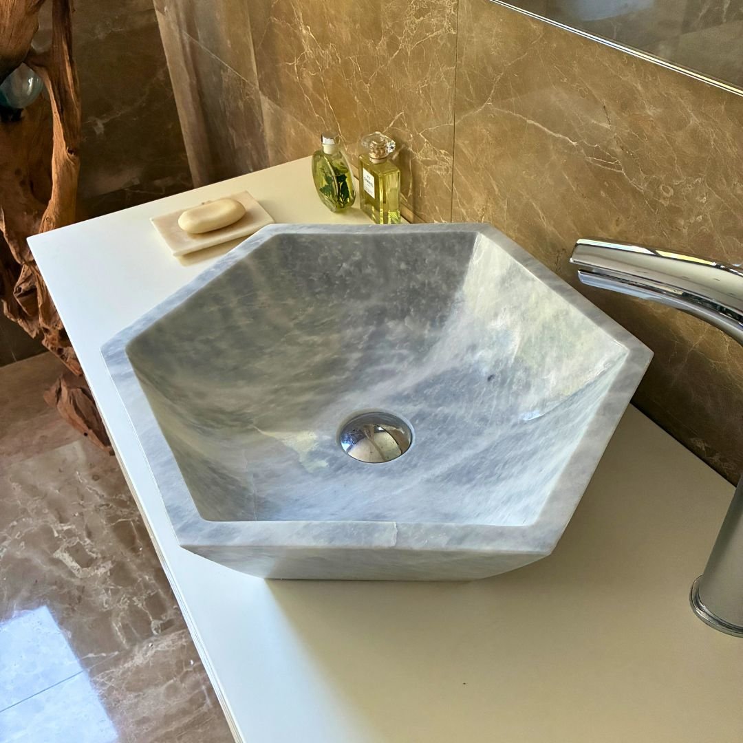 Grått marmor tvättställ naturstein fristående på bänkskiva