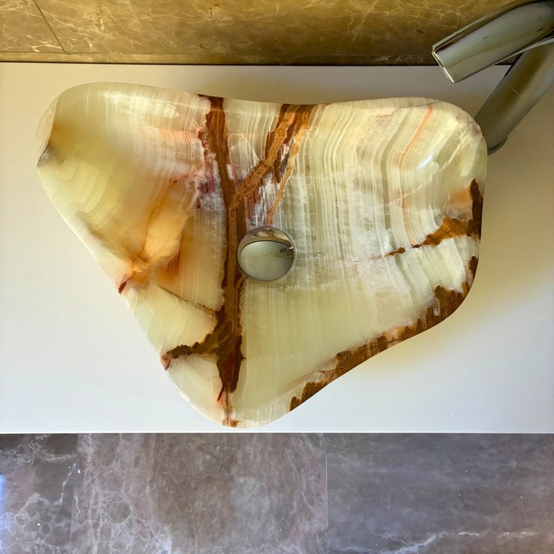 Lavabo de diseño minimalista en piedra ónix verde claro