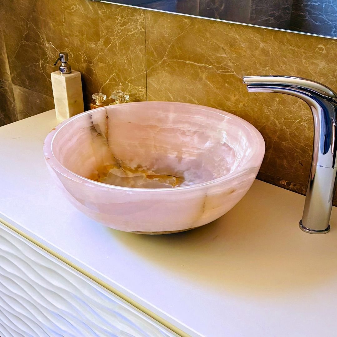 Lavabo mármol rosa moderno tipo cuenco sobre mueble lavabo