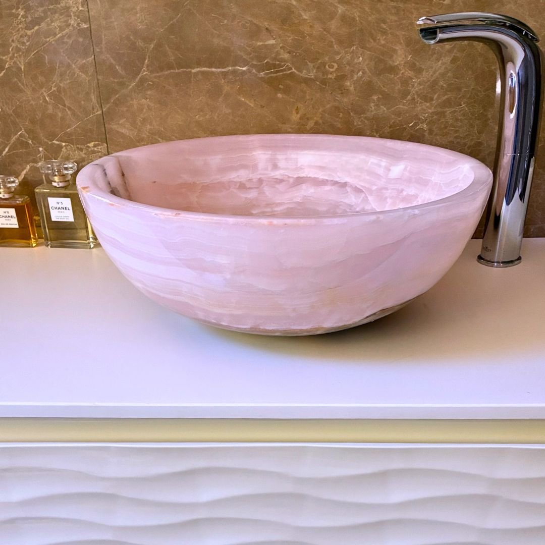 Lavabo de diseño en mármol rosa bowl sobre encimera contemporánea