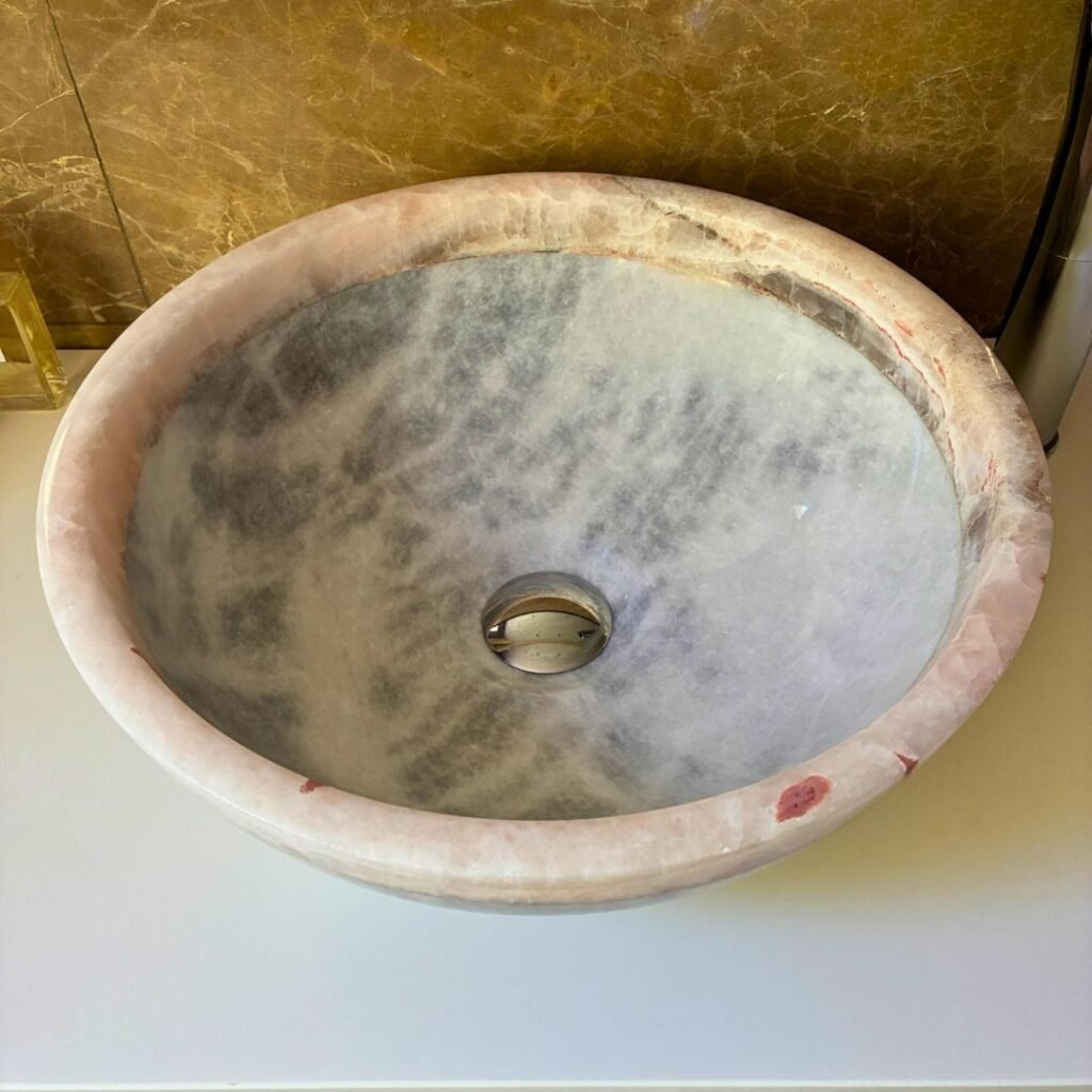 Lavabo de piedra natural en mármol blanco con borde de ónix rosa