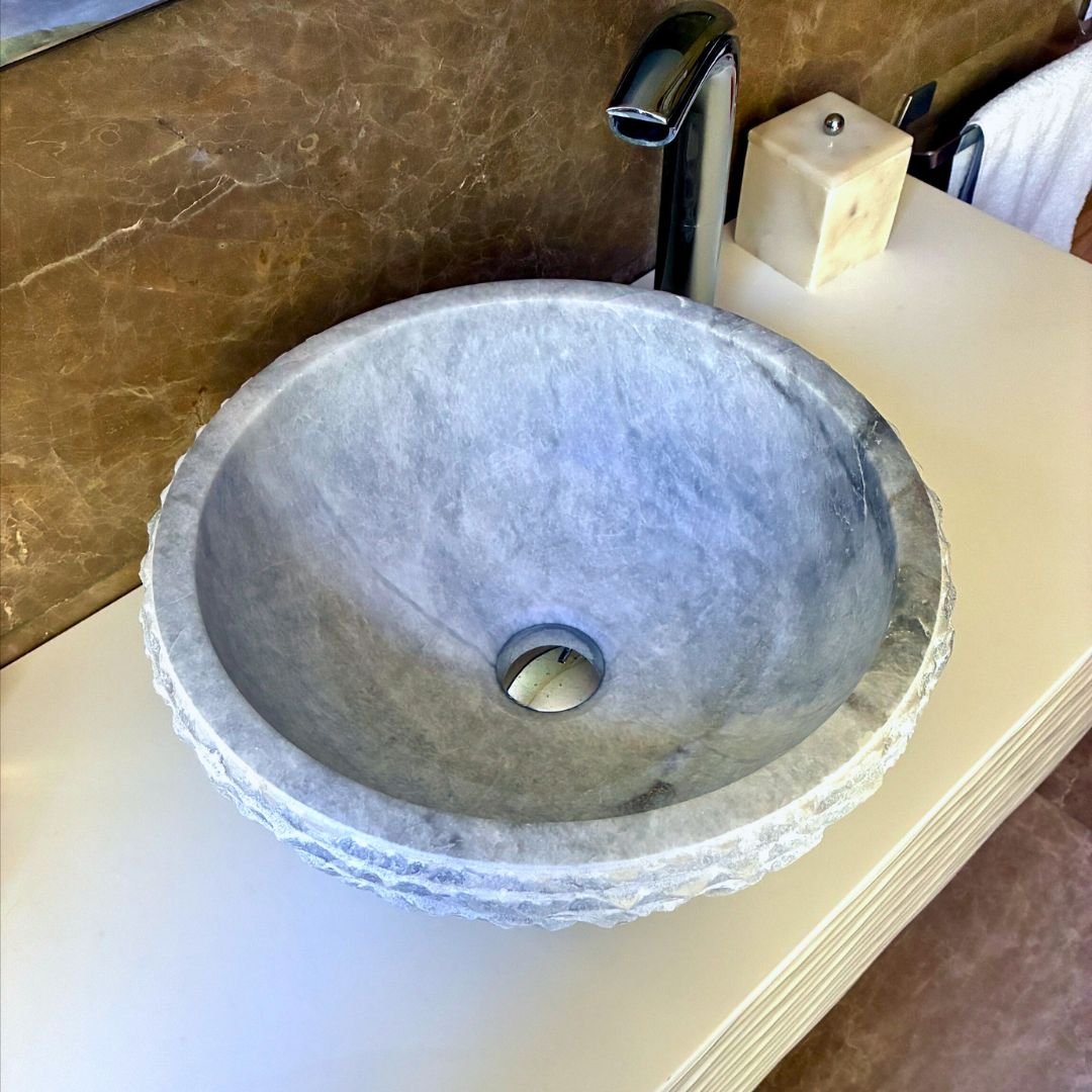 Waschschale aus weißem Marmor rustikal