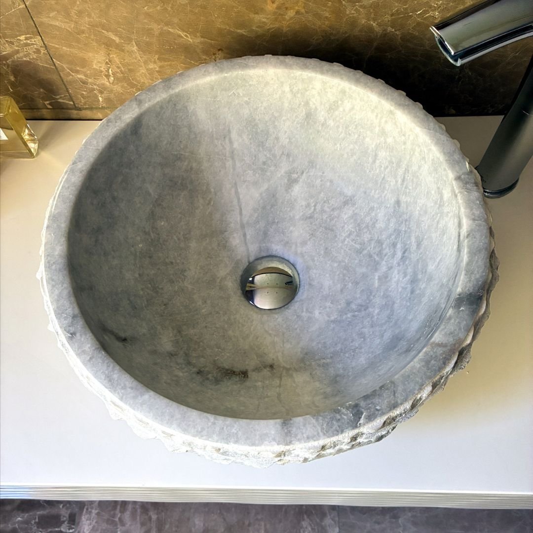 Handgefertigtes Waschbecken aus weißem Marmor für Badezimmer im Landhausstil