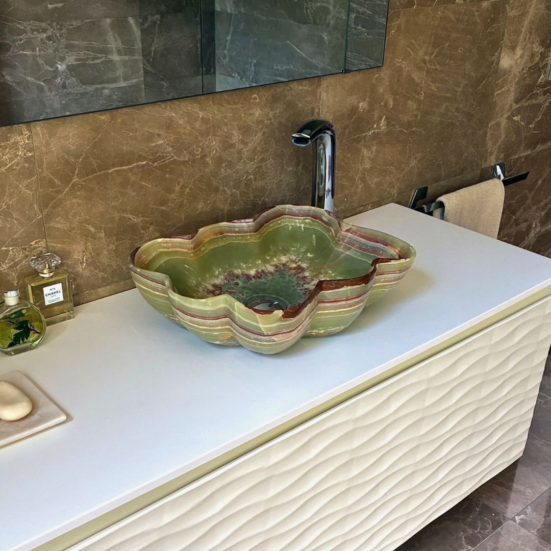 Friliggande oval handfat i natursten för installation på bänkskiva