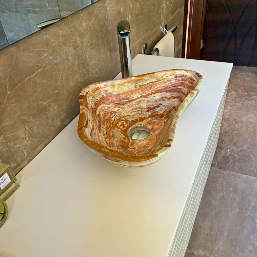 Lavabo de piedra natural pequeño estilo contemporáneo para baño elegante