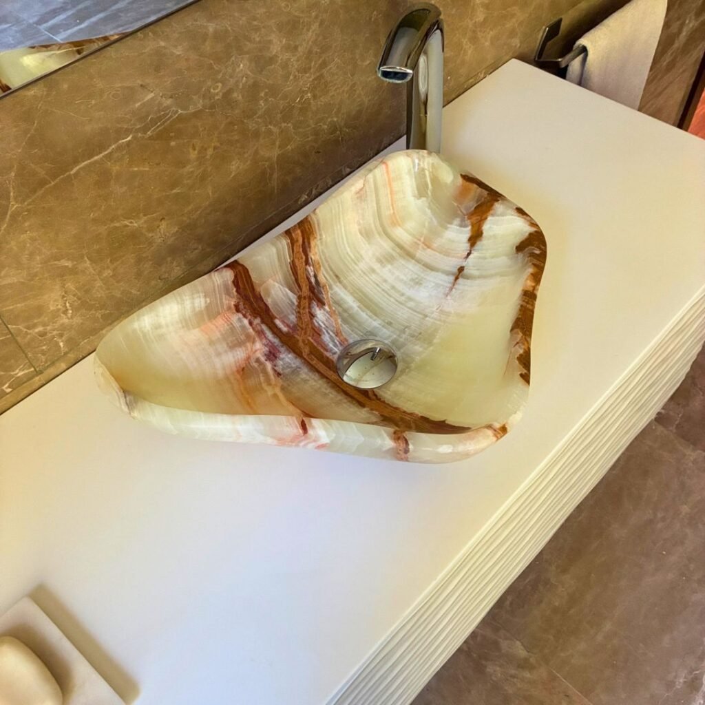 Lavamanos de diseño triangular en ónix verde claro con vetas naturales con peso ligero