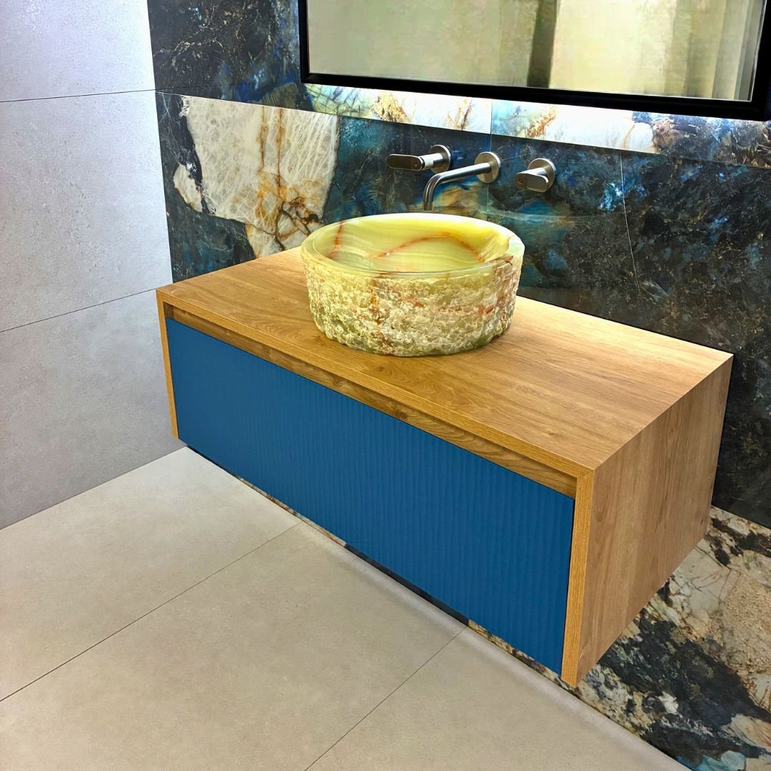 Lavabo rústico de ónix sobre encimera de piedra