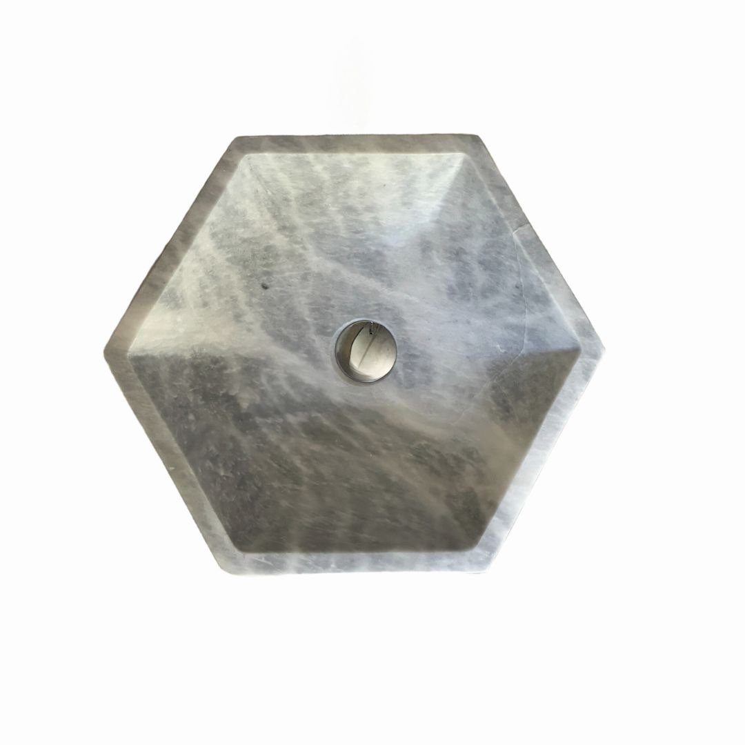 Hexagonalt tvättställ i grå marmor på vanity‑skåp