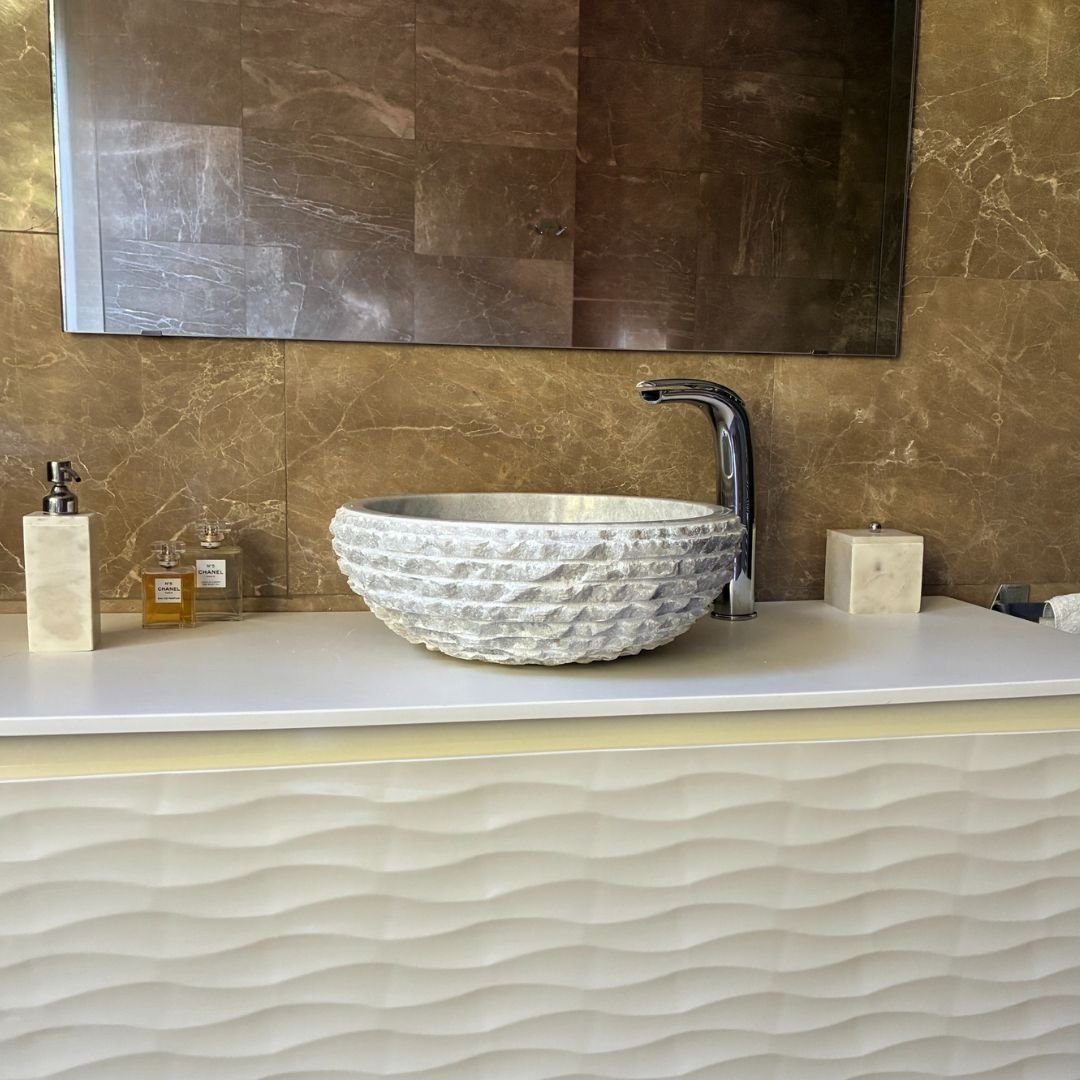 Waschbecken aus weißem Marmor freistehend