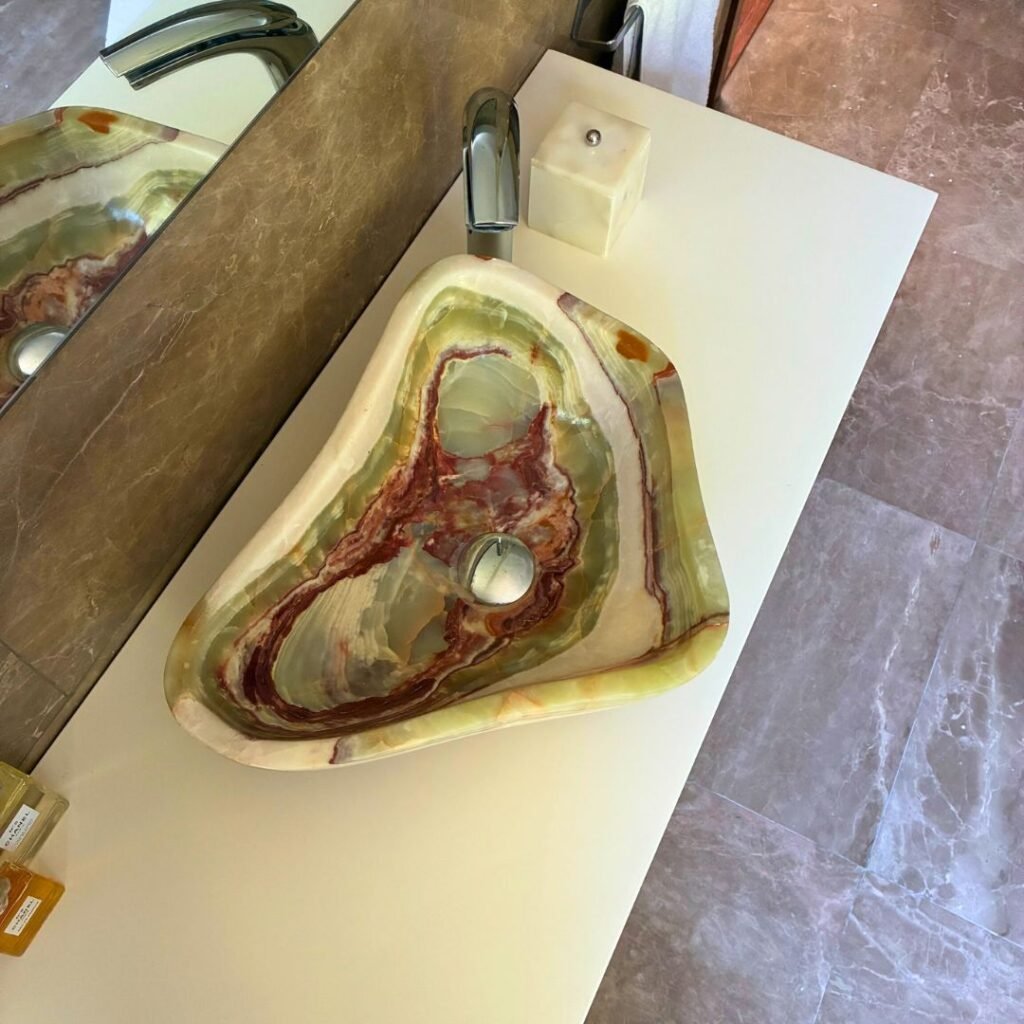 Lavabo triangular de ónix verde pulido