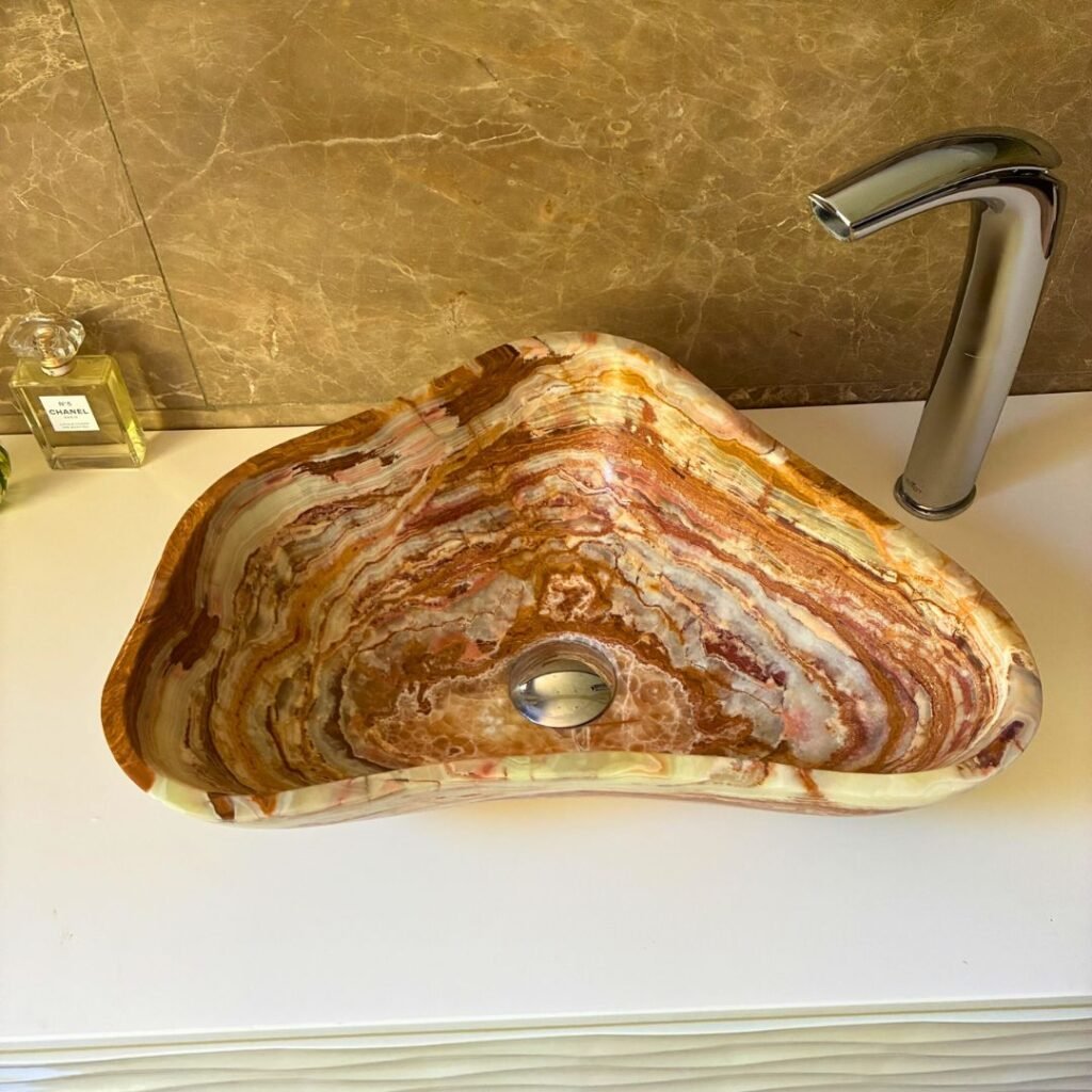 Lavabo de piedra natural pequeño en ónix marrón con diseño compacto