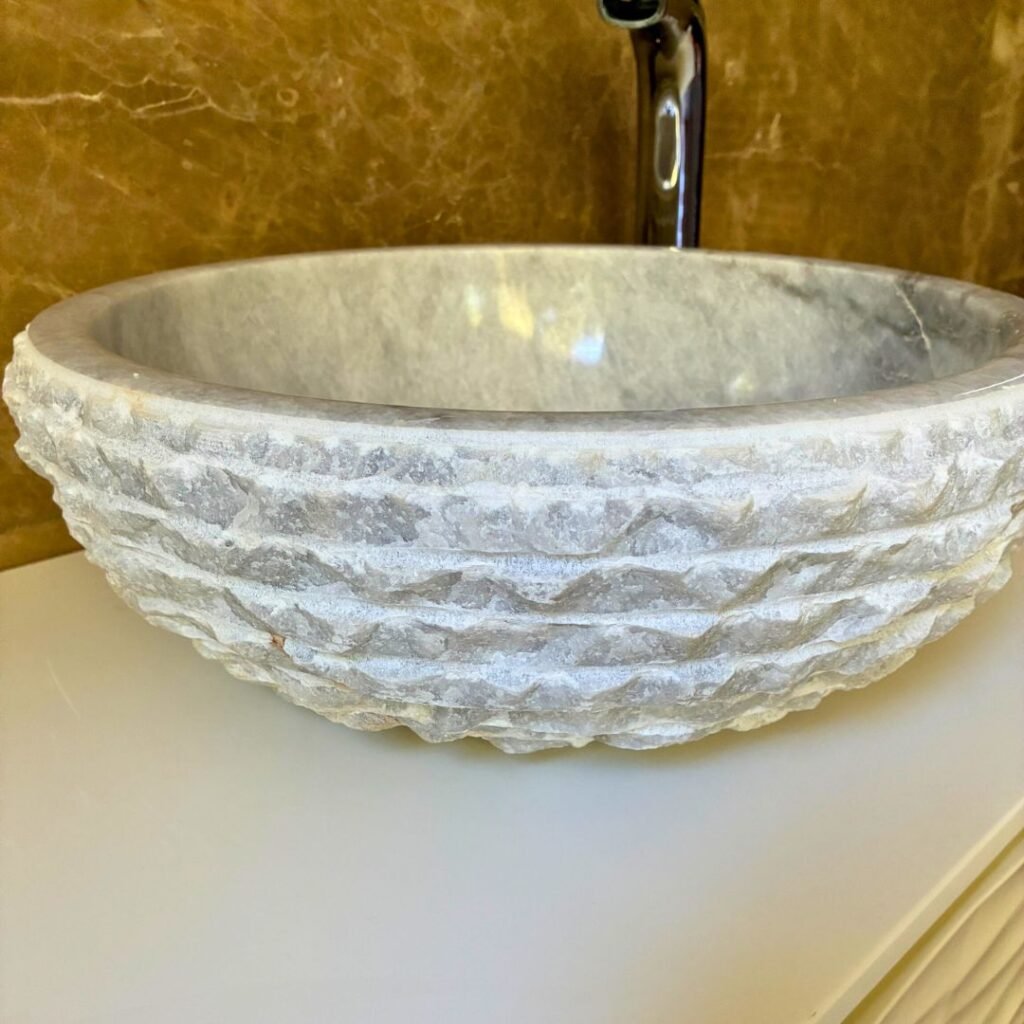 Lavabo de mármol blanco hecho a mano con acabado natural rústico