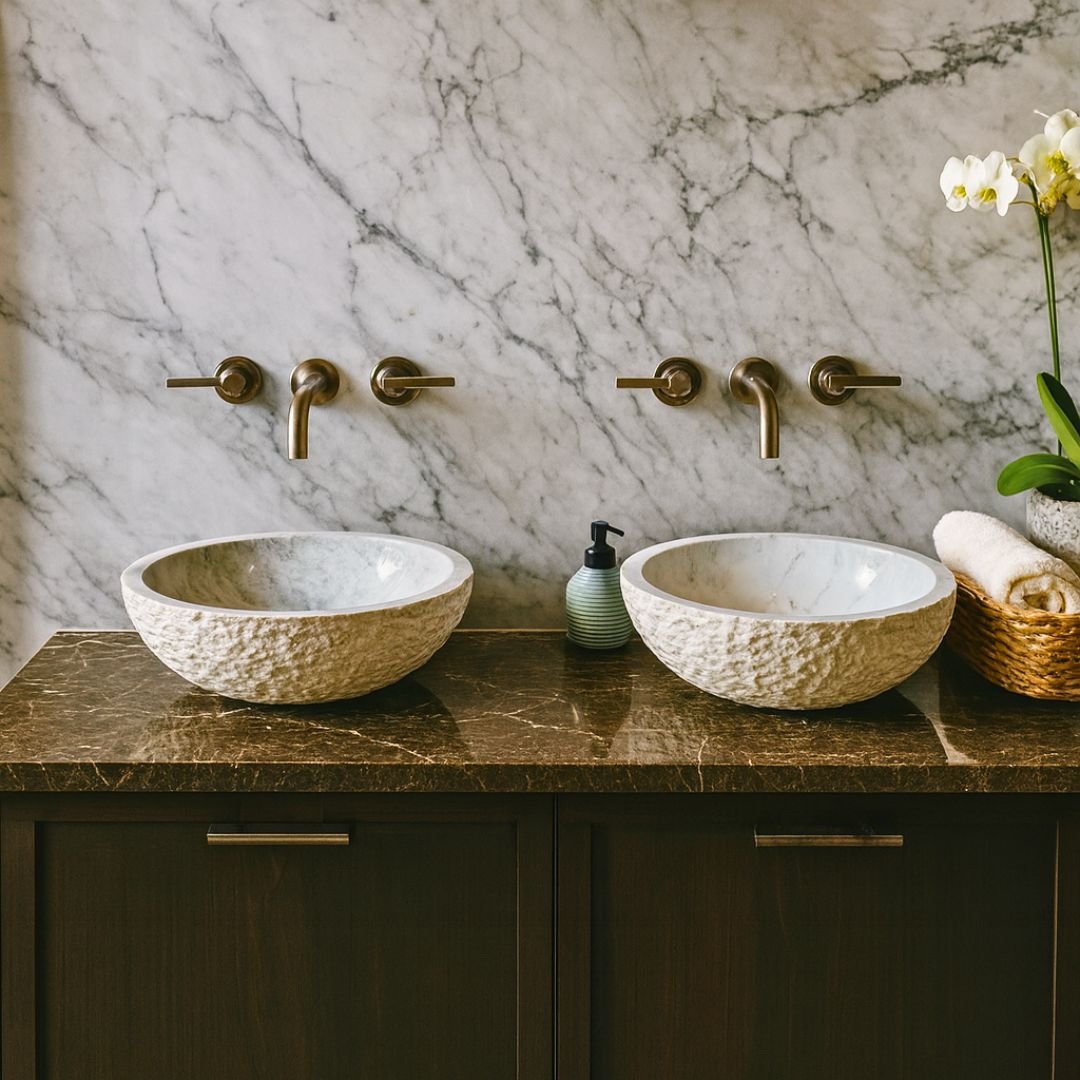 Rundes Aufsatzwaschbecken aus weißem Marmor mit grauen Adern und rustikaler Oberfläche