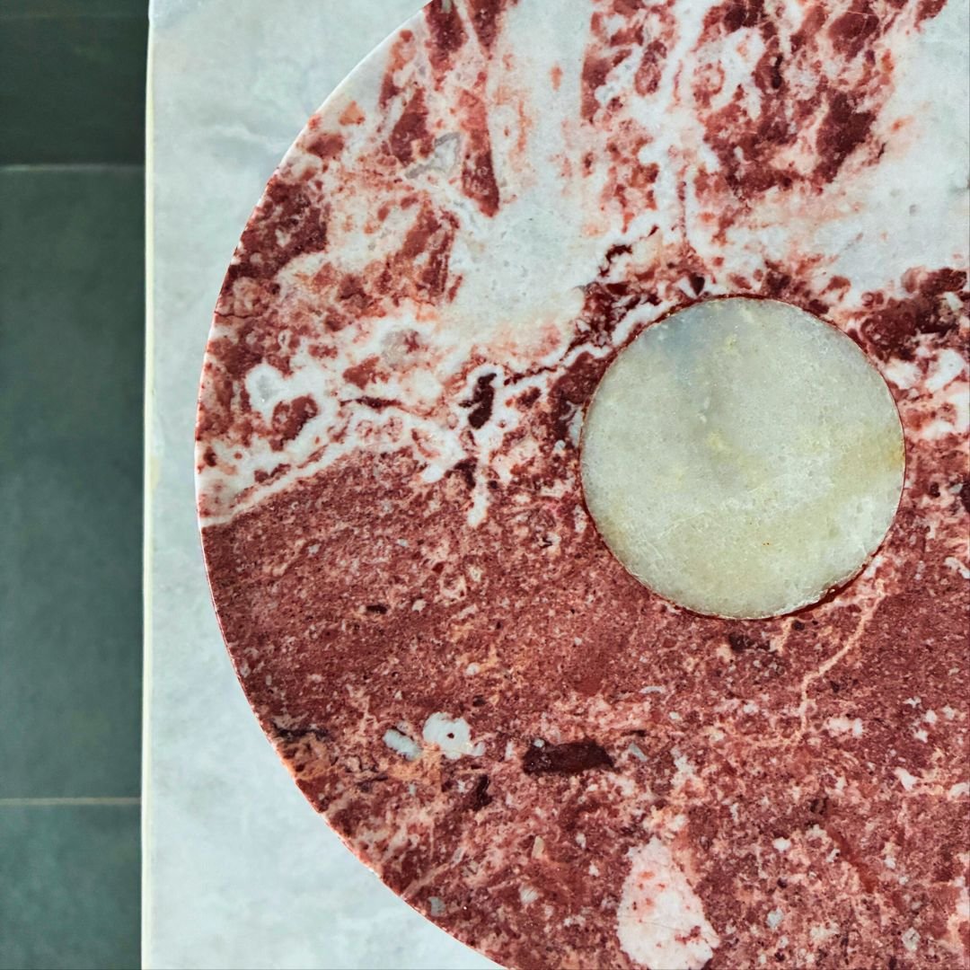 Bandeja decorativa en mármol rojo